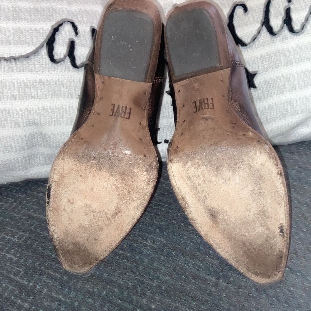 Frye| Sacha Chelsea Bronzed Bootie| Size 7B Pre Owned Condition - Picture 5 of 11